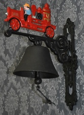 Litinový zvon s hasičským vozem