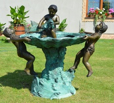 Zámecká bronzová fontána s dětmi a rybou
