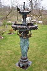 Zámecká bronzová fontána s dámami a holubicemi
