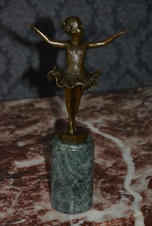 Zámecká bronzová soška-Tanečnice- na mramoru