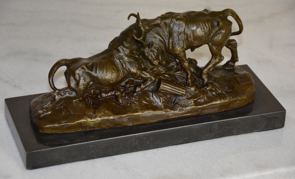 Bronzová soška - Souboj býků na mramoru