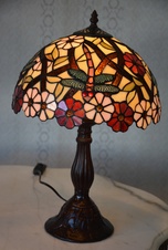 Tiffany lampa s květinami a vážkami 