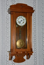 Starožitné skříňové hodiny Junghans r 1919