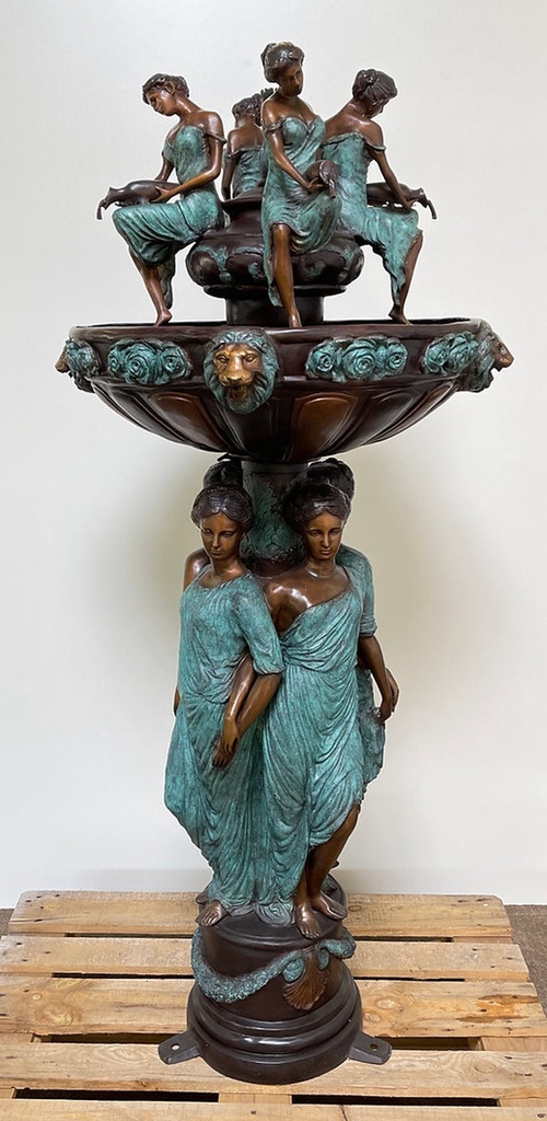 Zámecká bronzová fontána s dámami