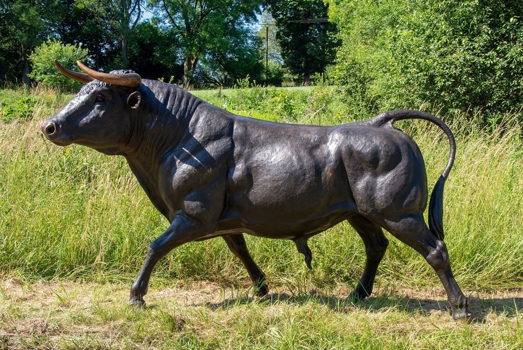 Zámecká bronzová socha - Býk