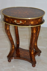 Zámecký intarzovaný stoleček zdobený bronzem