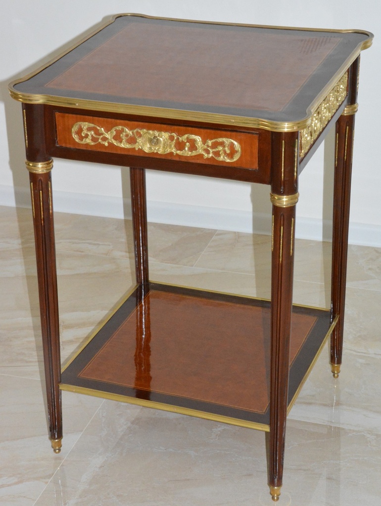 Zámecký intarzovaný stoleček zdobený bronzem