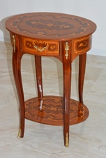 Zámecký intarzovaný stoleček zdobený bronzem