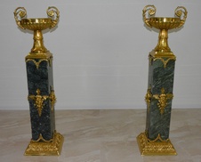 Zámecké mramorové konzole zdobené bronzem