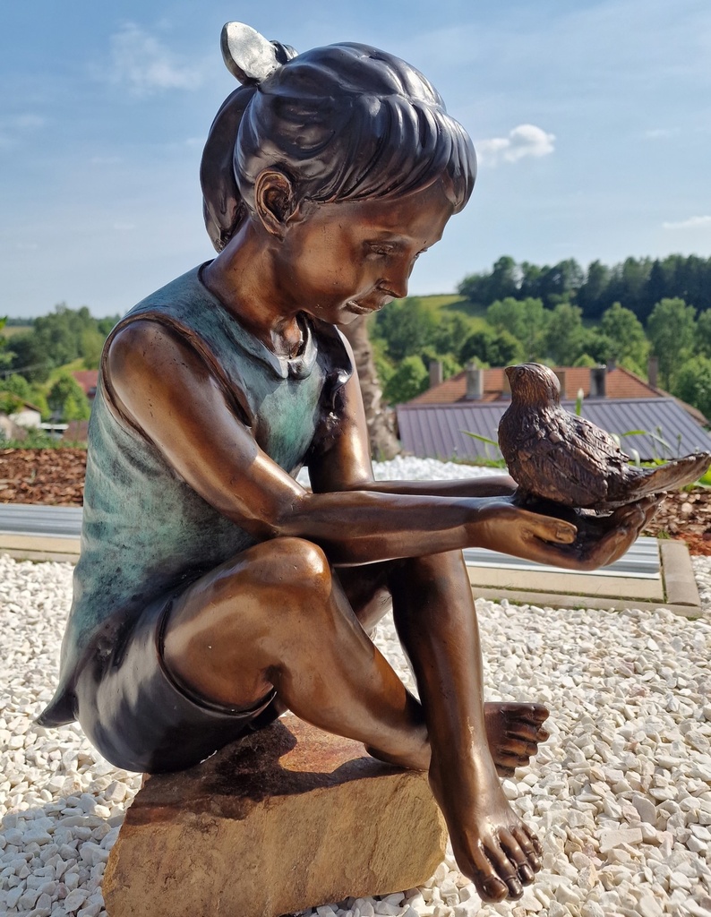 Bronzová socha - Dívka s ptáčkem - kolorovaná