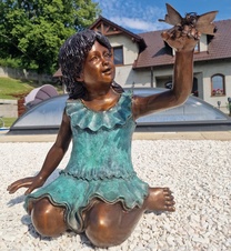 Bronzová socha - Dívka s motýlem - kolorovaná