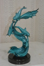 Bronzová socha - Delfíni na mramoru - kolorovaná