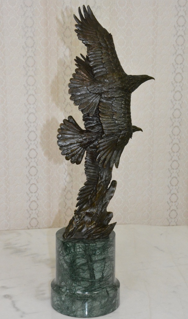 Bronzová socha - Orli v letu - na mramoru