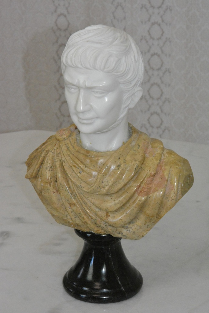 Zámecká mramorová bysta - Muž