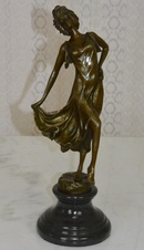 Bronzová soška - Dáma - na mramoru