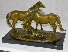 Bronzová socha - Koně na mramoru