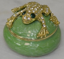 Mosazná dózička s žábou - ručně zdobená