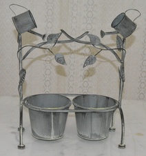 Retro kovový květník s konvemi