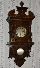 Starožitné řezbované hodiny Junghans-mlynářky