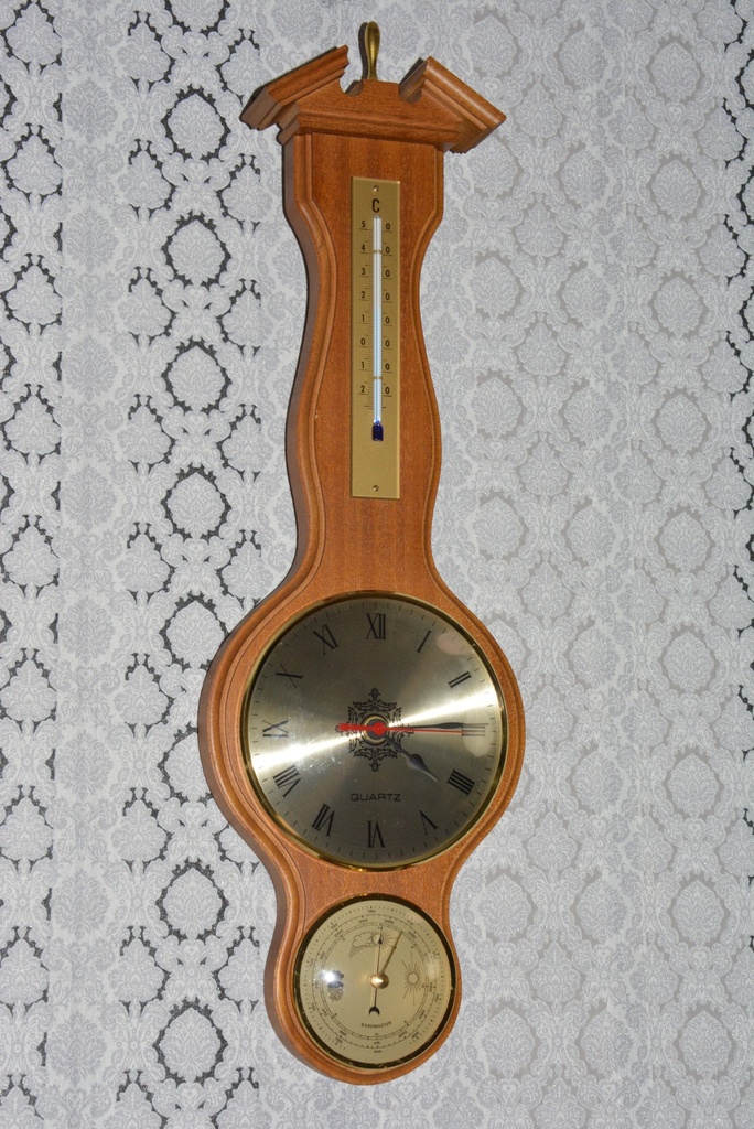 Starý barometr s hodinami Quartz