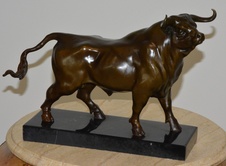 Bronzová socha - Býk na mramoru