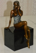 Bronzová soška - Dáma-akt na mramorovém podstavci