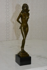 Bronzová soška - Dáma - akt - na mramoru