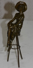 Bronzová soška - Dáma na barové stoličce