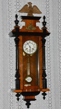 Starožitné řezbované hodiny Junghans s orlicí 1900