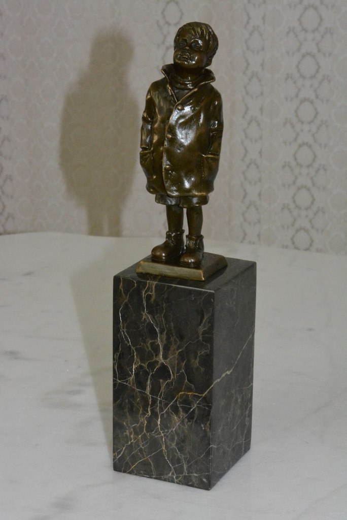 Bronzová soška-Chlapec na mramoru