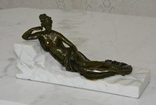 Bronzová socha - Dáma na mramorovém podstavci