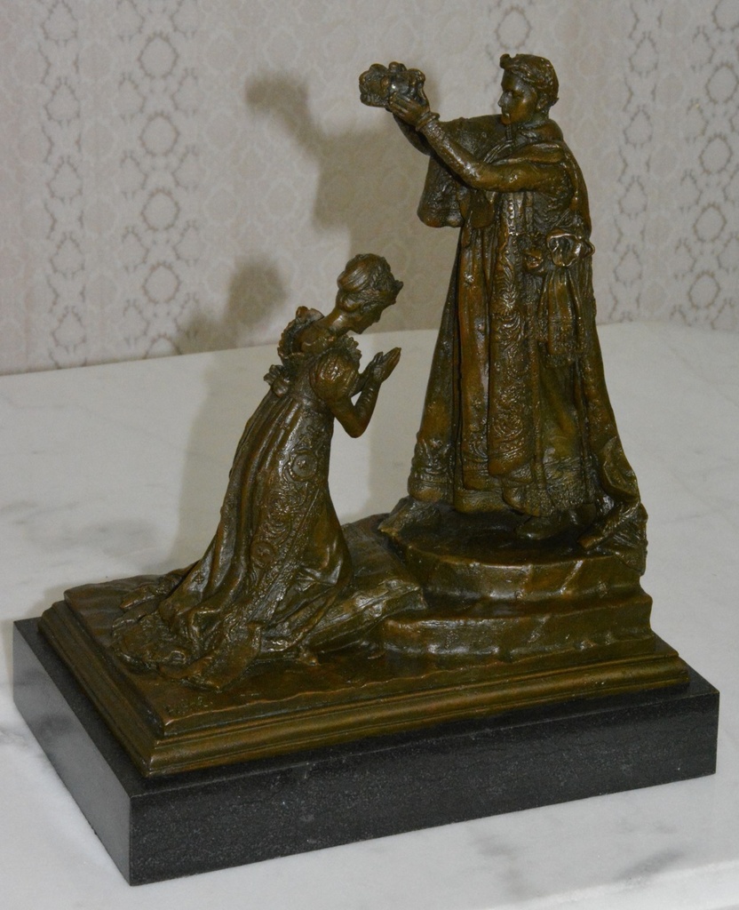 Bronzová soška-Korunovace na mramoru