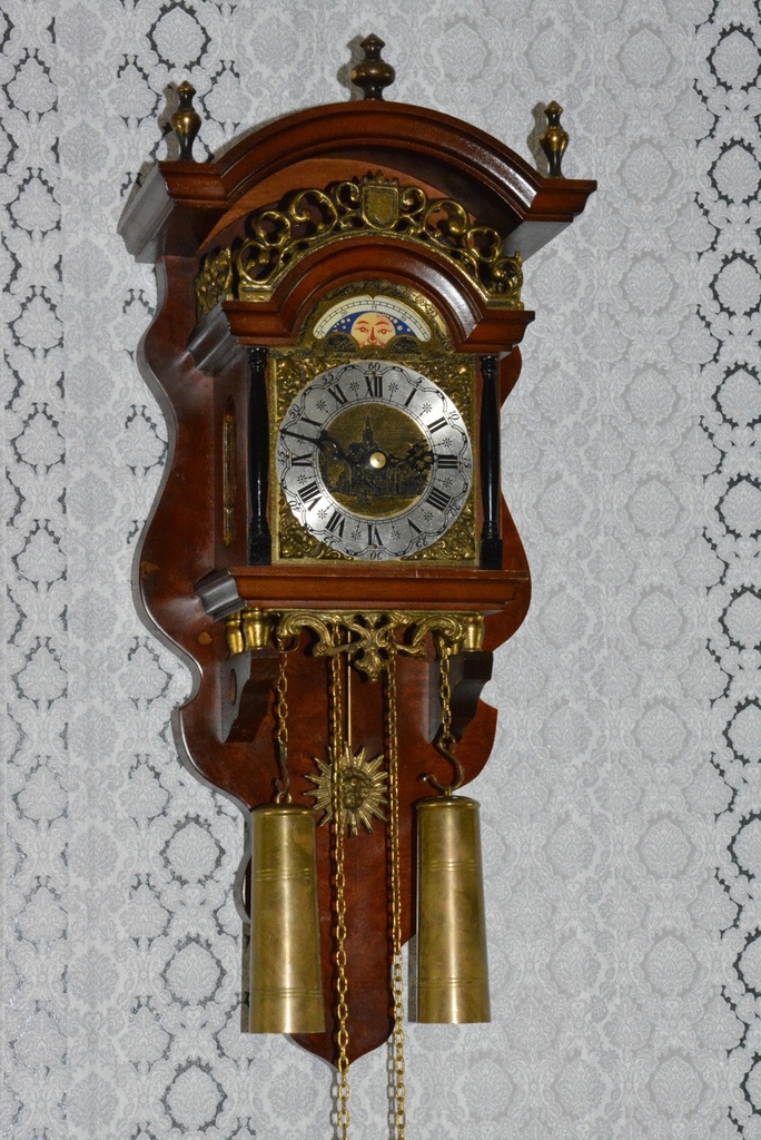 Zánské dvouzávažové hodiny zdobené mosazí