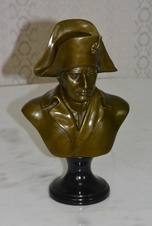 Bronzová soška - Napoleon - na mramoru