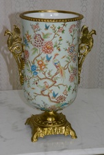 Zámecká porcelánovo-bronzová váza s pávy