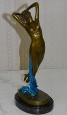 Bronzová soška - Dáma s šátkem - na mramoru