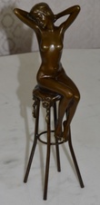 Bronzová soška - Dáma na barové stoličce -AKT