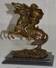 Bronzová soška - Napoleon na koni - na mramoru