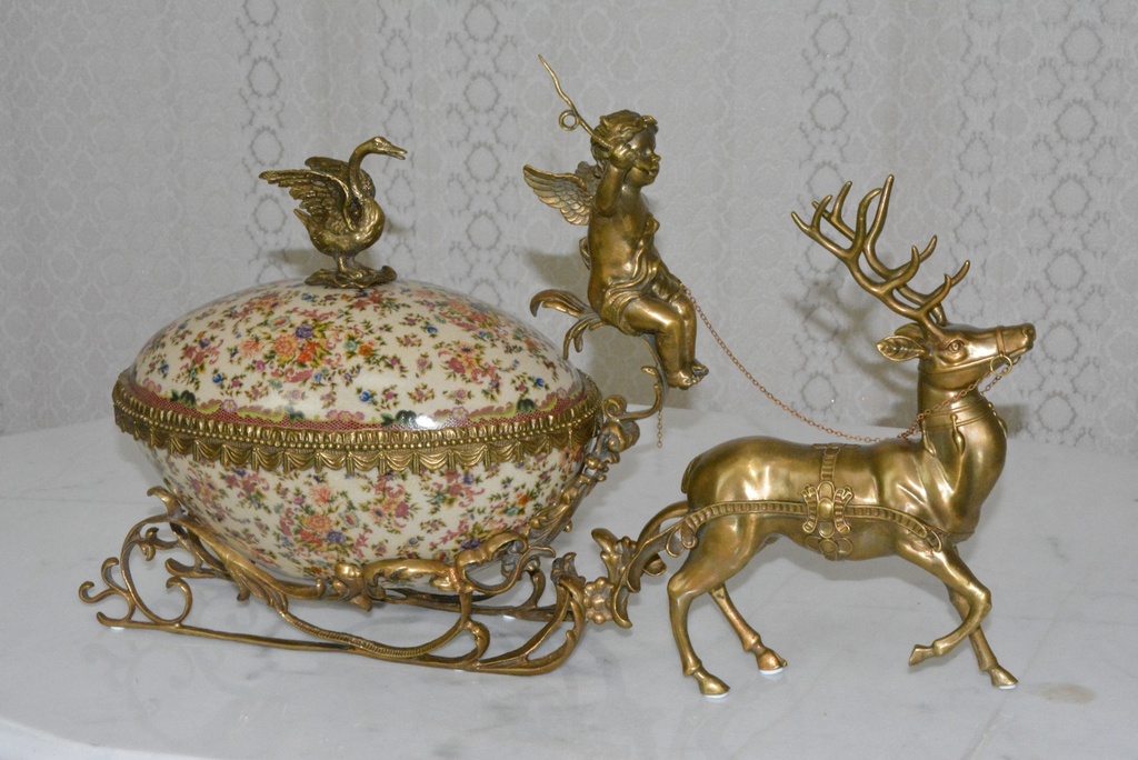 Zámecká porcelánová dóza se sobem-zdobená bronzem