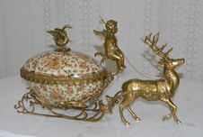 Zámecká porcelánová dóza se sobem-zdobená bronzem