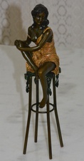 Bronzová soška-Dáma na barové stoličce-kolorovaná