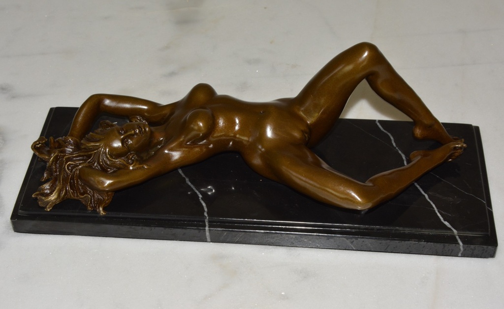 Bronzová soška - Dáma-akt na mramorovém podstavci