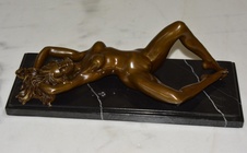 Bronzová soška - Dáma-akt na mramorovém podstavci