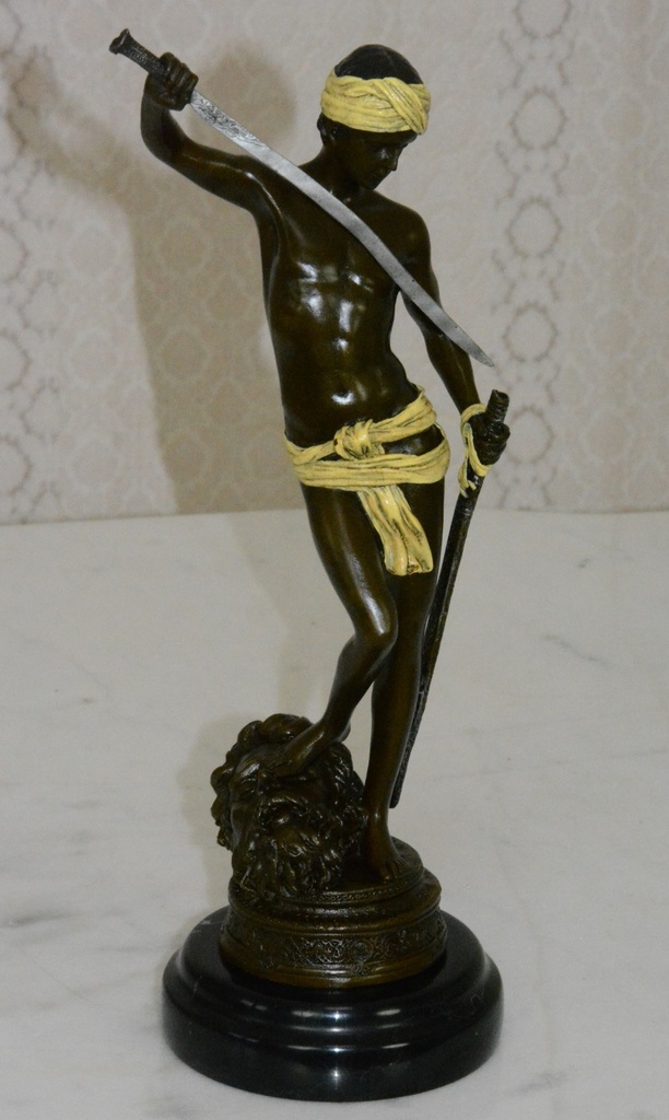 Bronzová socha - David a Goliáš - na mramoru