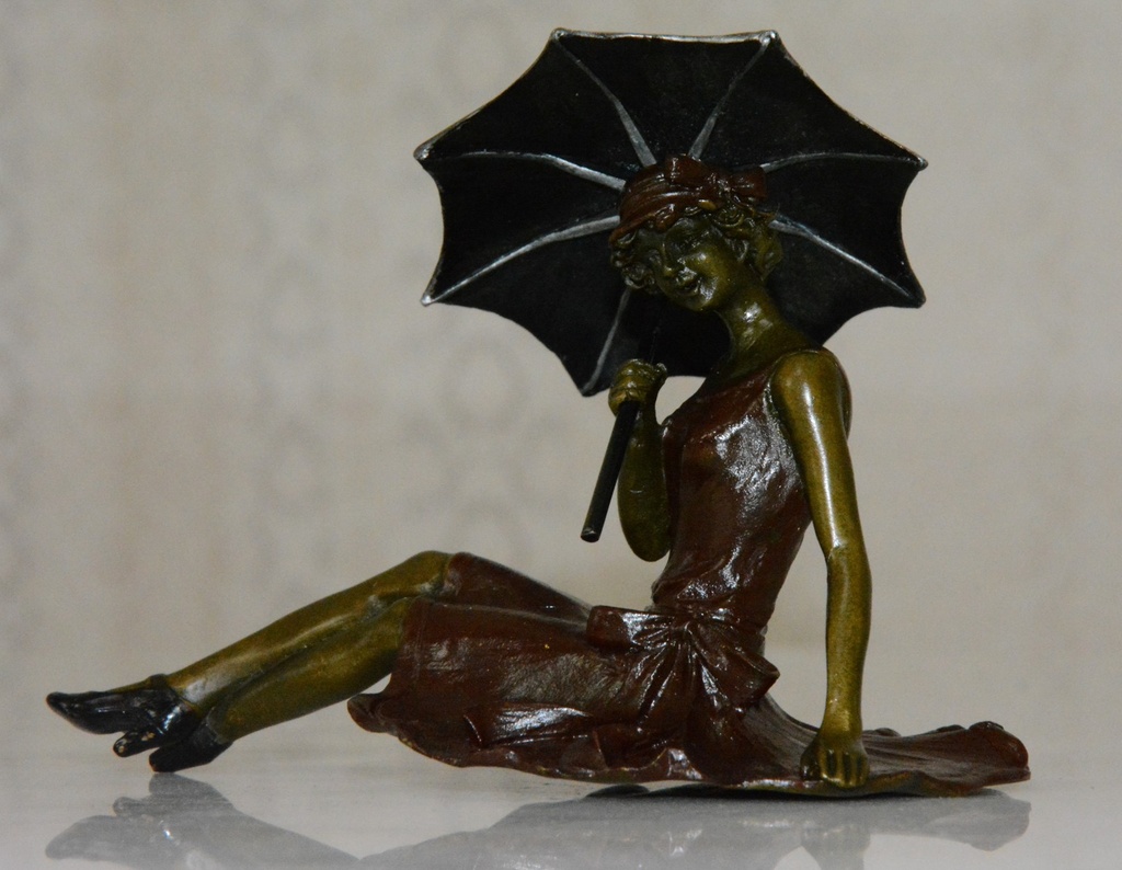 Bronzová soška - Dáma s deštníkem - kolorovaná