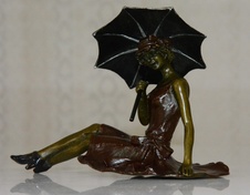 Bronzová soška - Dáma s deštníkem - kolorovaná