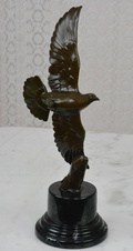 Bronzová soška - Holub na mramorovém podstavci