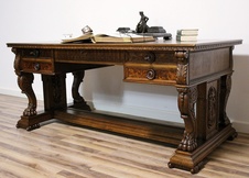 Starožitný neorenesanční psací stůl na tlapách