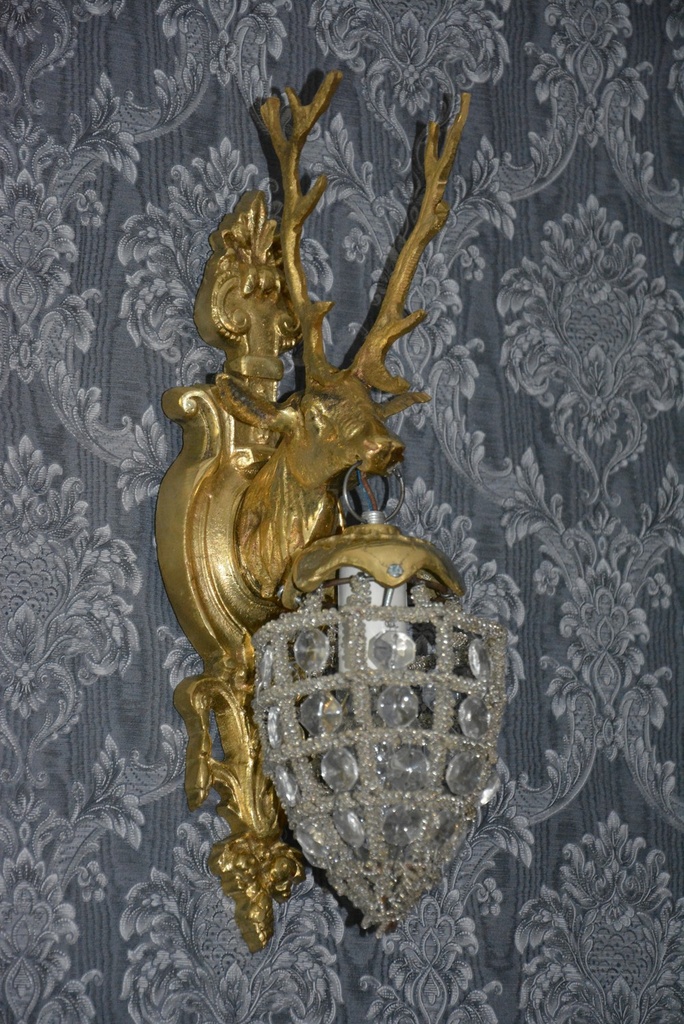 Zámecká bronzová lampa s jelenem