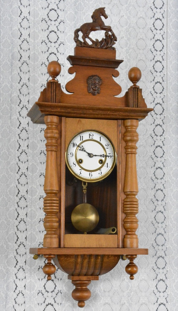 Starožitné řezbované hodiny Junghans s koněm